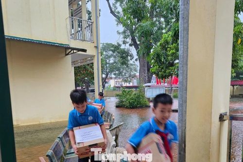 Nước sông rút, nhà trường kê bàn ghế bắc cầu cho học sinh vào lớp tại 'rốn lũ' Hà Nội