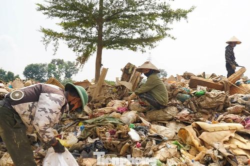 Người Thái Nguyên mỏi mắt 'bới rác' tìm đồ đạc sau lũ
