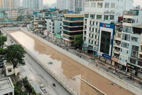 Như bể bơi khổng lồ sau mưa lớn, hầm chui Vành đai 2,5 hiện ra sao?