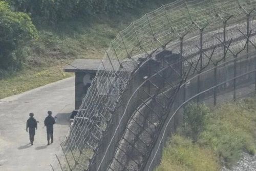 Hàn Quốc nói Triều Tiên dựng hàng rào chống tăng dài 10 km dọc biên giới