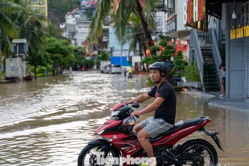 Mưa lớn khiến nhiều khu đô thị ở Quảng Ninh bị ngập
