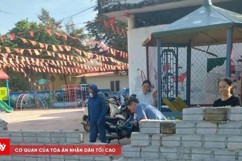Hộ dân tự tháo dỡ tường rào ở sân trường sau khi Tòa xác nhận quyền lợi chính đáng