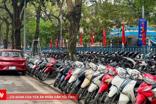 Gầm cầu thành bãi xe - Dấu hiệu quá tải hạ tầng đô thị Hà Nội