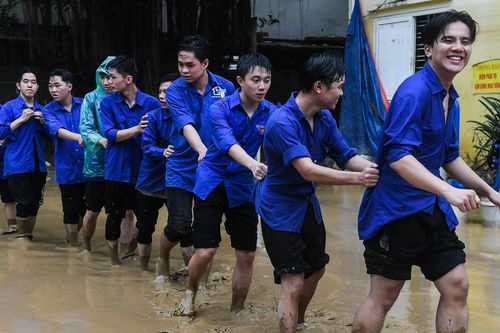 Người dân Bắc Ninh dọn bùn từ 3h, tiếng hô hào vang khắp chợ ven sông