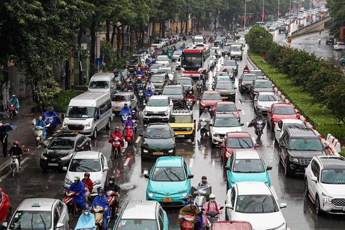 Hà Nội lại tắc khắp ngả trong cơn mưa nặng hạt vào giờ cao điểm