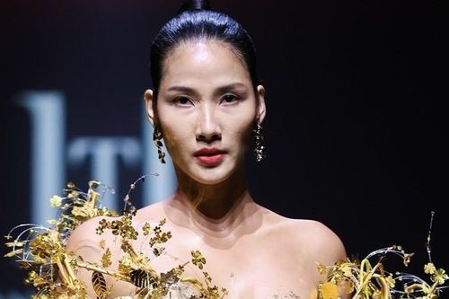 Siêu mẫu Hoàng Thùy dát hơn 100 lá vàng lên người, diễn vedette ở Thượng Hải