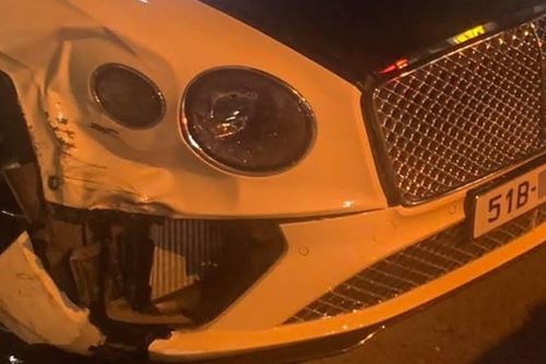 Xe siêu sang Bentley của Trấn Thành va chạm với xe Mitsubishi, vỡ toác cản trước
