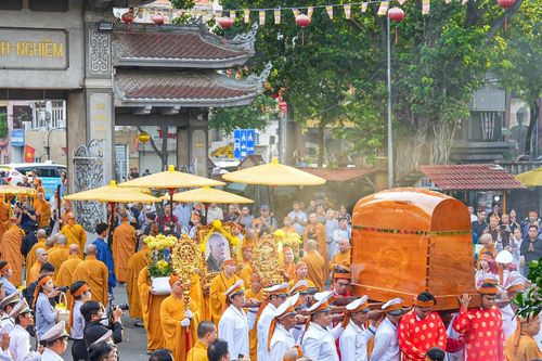 Chuyển gần 2 tỷ đồng trong lễ tang Hòa thượng Thích Trí Tịnh cứu trợ đồng bào bị bão lụt