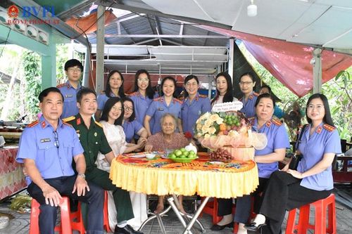 VKSND TP Hồ Chí Minh thăm Mẹ Việt Nam Anh hùng Lê Thị Phiền