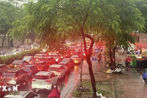 Một số tuyến đường Hà Nội tắc cục bộ sau mưa lớn