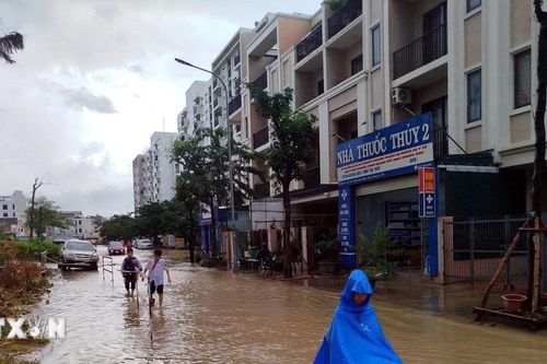 Quảng Ninh: Mưa lớn gây ngập lụt ở nhiều nơi, tắc đường cục bộ