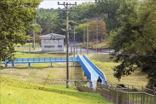 Yonhap: Triều Tiên dựng rào chống tăng dọc 10 km biên giới với Hàn Quốc
