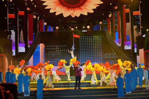 'Dưới ánh sáng quang vinh' chào mừng thành công Đại hội Đảng bộ TP Hồ Chí Minh