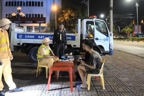 Công an Hà Tĩnh mở cao điểm xử lý thanh thiếu niên lạng lách, đánh võng, đăng tải clip để câu view