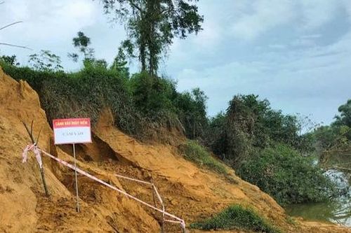 Bờ sông Ngàn Sâu sạt lở, phát lộ quả bom nặng gần 200kg