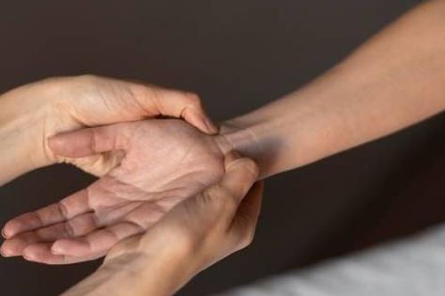 Cứ nghĩ tê tay do mỏi, ai ngờ mắc bệnh nguy hiểm