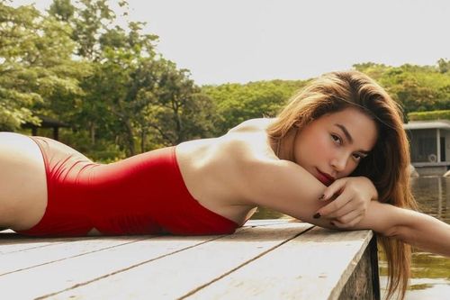 Chỉ với áo 2 dây và chân váy ngắn củn, Hồ Ngọc Hà vẫn 'đốt mắt' dân tình với body gợi cảm