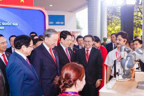 Sinh viên IUH vinh dự trình bày sản phẩm công nghệ trước sự chứng kiến của Tổng Bí thư