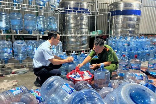 Triệt phá đường dây sản xuất 20.000 bình nước Lavie giả