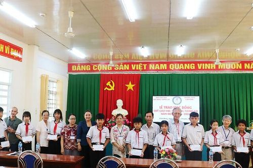 Quỹ 'Giáo dục xây dựng tương lai' trao học bổng cho học sinh Trường THCS Cần Đăng