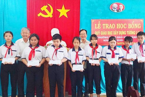 Trao học bổng cho 25 học sinh xã Thạnh Mỹ Tây