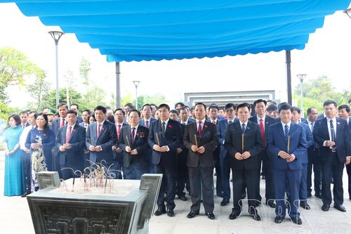 Đoàn đại biểu dự Đại hội Đảng bộ tỉnh dâng hương tri ân anh hùng, liệt sĩ