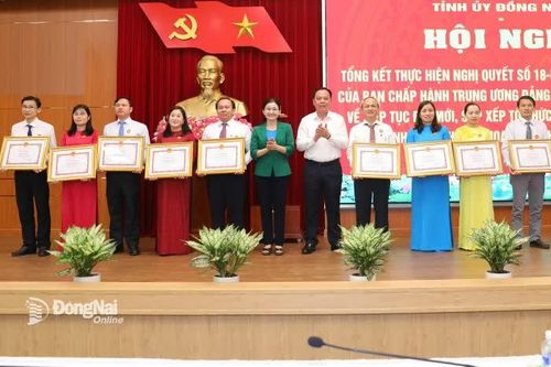 Đoàn kết, thống nhất, khắc phục khó khăn để phát triển