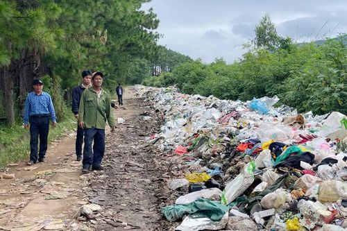 Người dân làng Nhing khốn khổ vì phải 'sống chung' với bãi rác