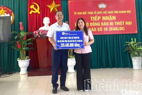 Công ty Điện lực Khánh Hòa ủng hộ đồng bào bị thiệt hại do bão hơn 235 triệu đồng