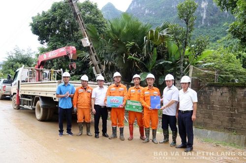 220 triệu đồng hỗ trợ người lao động Công ty Điện lực Lạng Sơn làm nhiệm vụ khắc phục hậu quả do bão số 11 gây ra