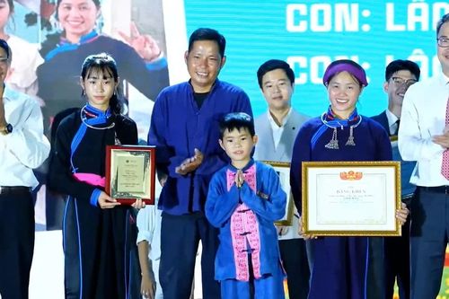 Gia đình chị Vàng Thị Thông được tuyên dương 'gia đình trẻ hạnh phúc' năm 2025