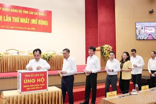 Đại biểu dự Hội nghị Ban Chấp hành Đảng bộ tỉnh Lào Cai lần thứ Nhất ủng hộ đồng bào bị thiệt hại bởi bão số 10 (Bualoi)