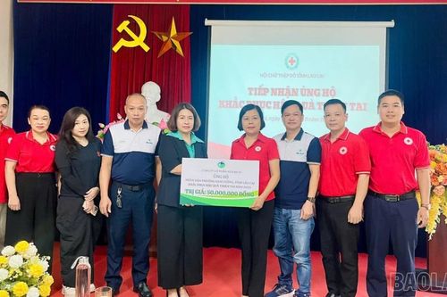 Trao quà hỗ trợ người dân và học sinh phường Nam Cường bị ảnh hưởng bởi hoàn lưu bão số 10