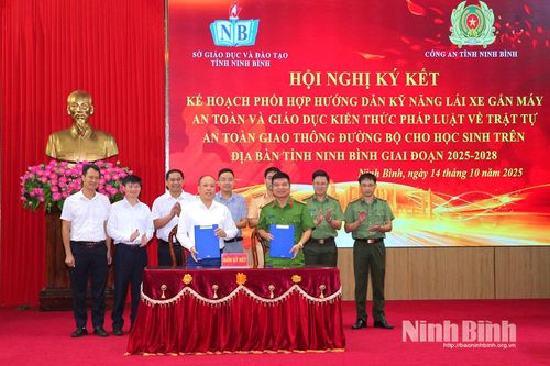 Ký kết kế hoạch phối hợp, tập huấn kỹ năng lái xe an toàn và giáo dục pháp luật về an toàn giao thông