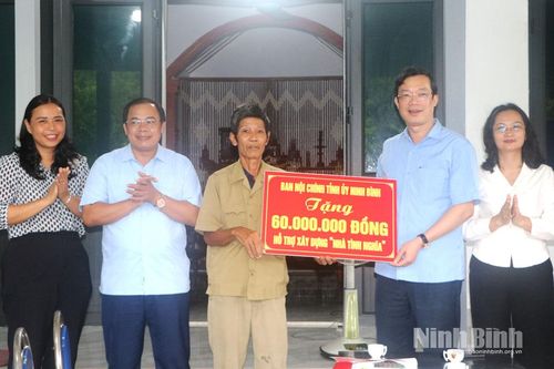 Ban Nội chính Tỉnh ủy trao tiền hỗ trợ xây dựng nhà tình nghĩa
