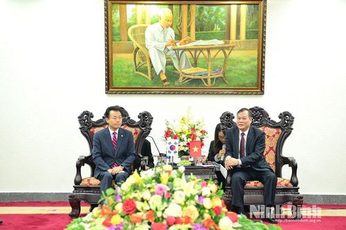 Đồng chí Lê Quốc Chỉnh, Phó Bí thư Tỉnh ủy, Chủ tịch HĐND tỉnh tiếp xã giao Đoàn công tác Hội đồng tỉnh Gyeonggi (Hàn Quốc)