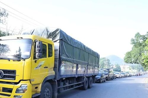 Sớm giải quyết tình trạng ùn tắc giao thông tại ngã tư Tam Lộng