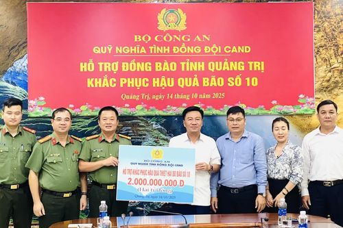 Quỹ Nghĩa tình đồng đội Công an nhân dân hỗ trợ tỉnh Quảng Trị khắc phục hậu quả bão số 10