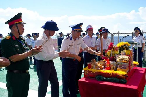 Dâng hoa, dâng hương tưởng niệm anh hùng liệt sĩ tàu không số tại điểm C43B
