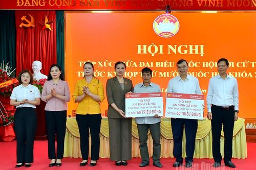 Phó Chủ tịch Ủy ban Trung ương MTTQ Việt Nam Hà Thị Nga tiếp xúc cử tri xã Yên Sơn