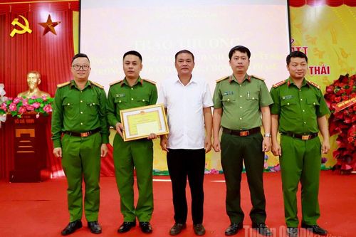 Khen thưởng đột xuất Công an xã Hồng Thái có thành tích xuất sắc trong đấu tranh phòng, chống tội phạm