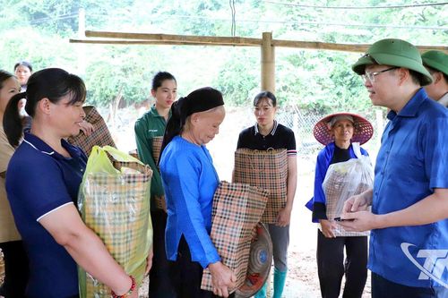 Đồng chí Đinh Quang Tuyên thăm, động viên các hộ dân bị ngập tại xã Vĩnh Thông và xã Văn Lang