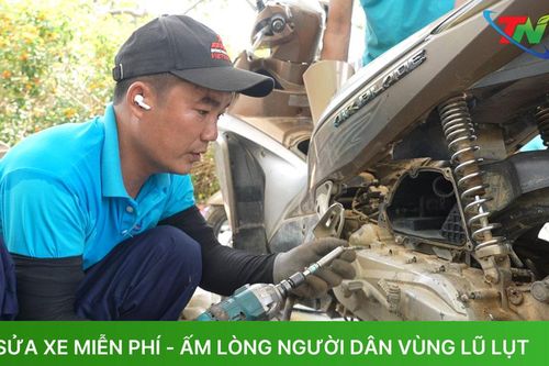 Sửa xe miễn phí - ấm lòng người dân vùng lũ lụt