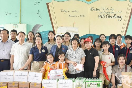 Tặng quà các trường học bị ảnh hưởng mưa lũ