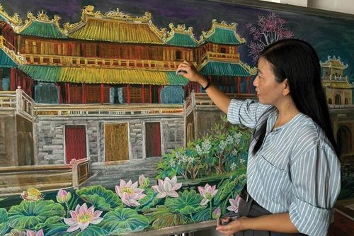 Vẽ tranh di sản Huế bằng phấn bảng