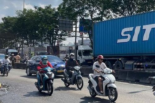 Xe container va chạm xe máy ở khu chợ đầu mối Thủ Đức, bé gái tử vong thương tâm