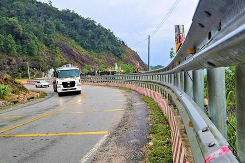 Nỗ lực ngăn nguy cơ sạt lở, chia cắt giao thông trên đường đèo Khánh Lê mùa mưa lũ