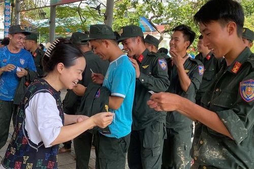 Thái Nguyên: Trường mầm non trao 'món quà đặc biệt' tặng các chiến sĩ CSCĐ đến hỗ trợ khắc phục sau bão