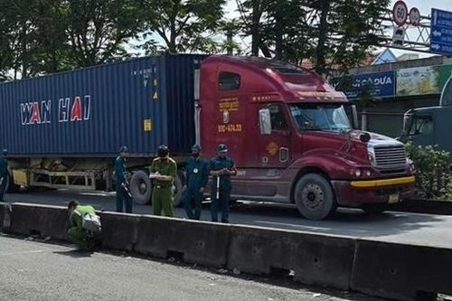 Va chạm xe container, nữ sinh tử vong trên đường đến trường
