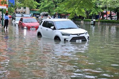 Mưa lớn nhấn chìm đường phố Hải Phòng